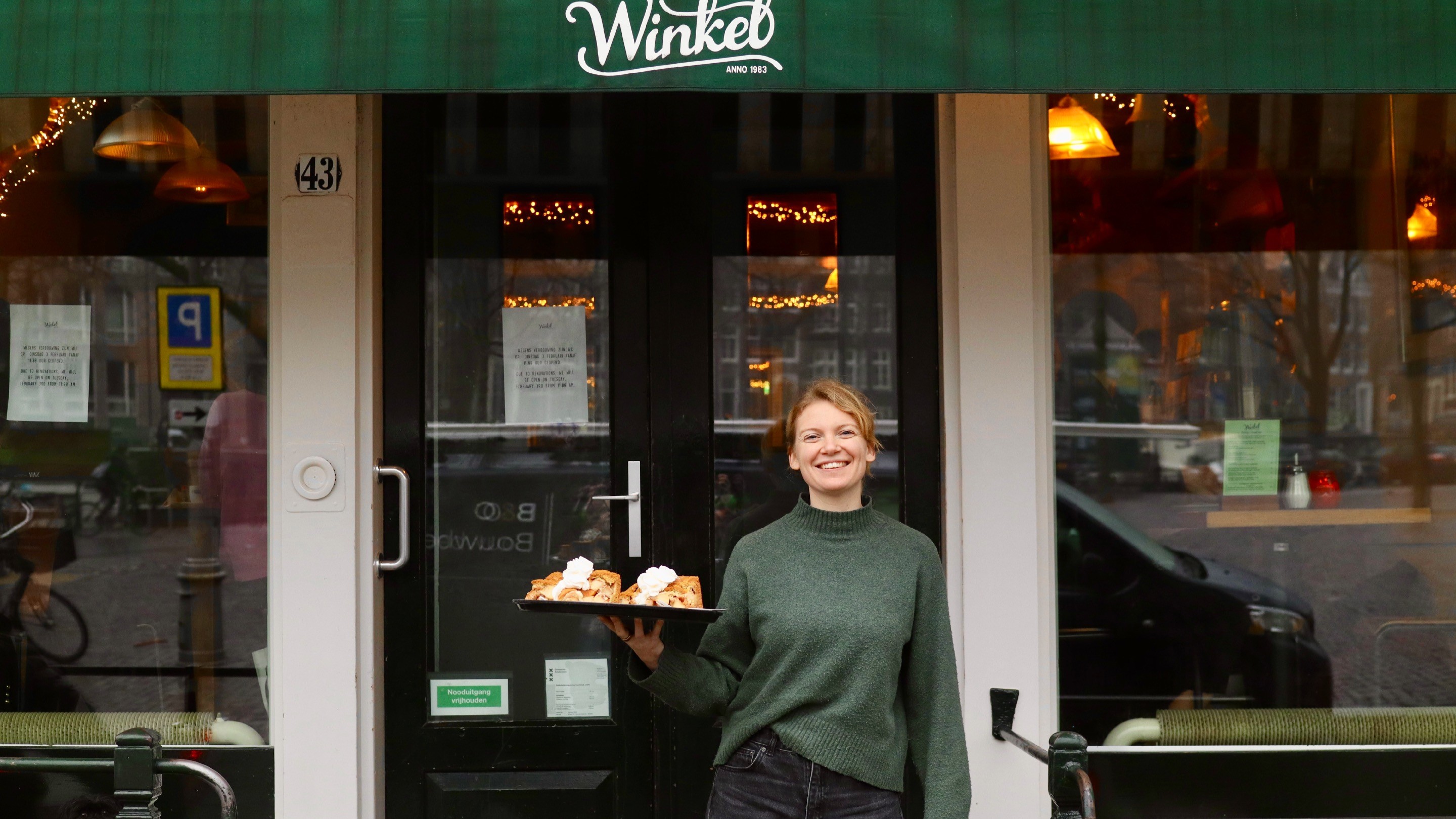 Medewerker serveert appeltaart bij Winkel43